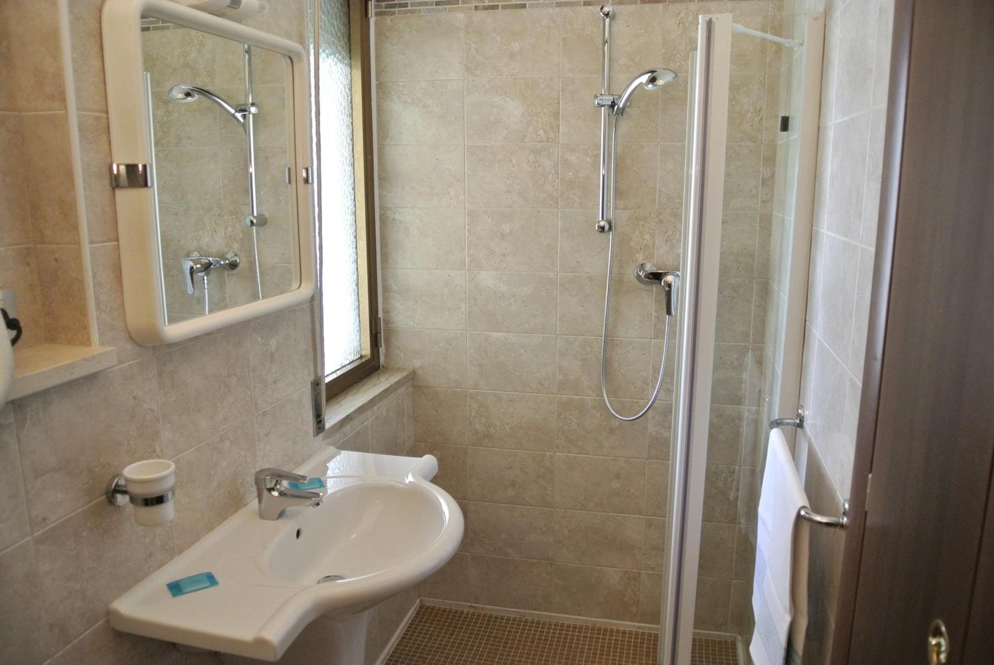 ליגננו סביאדורו Hotel Niagara מראה חיצוני תמונה